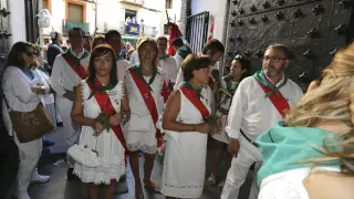Concejales del PP entran en la iglesia de San Lorenzo con sus bandas en 2016.