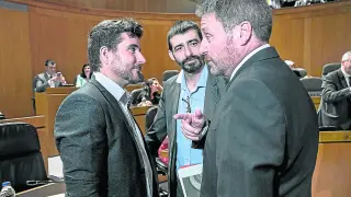 De izquierda a derecha, Nacho Escartín, Álvaro Sanz y José Luis Soro, este martes en las Cortes.