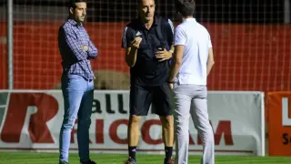 Cerca de las 22.45 de la noche de este miércoles, Víctor Fernández, en el centro, habla con tono serio con Lalo Arantegui (de espaldas) y José Mari Barba, los miembros del área deportiva del Real Zaragoza.