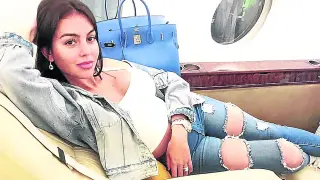 Georgina Rodríguez se acomoda en el ‘jet’ privado de Cristiano Ronaldo.