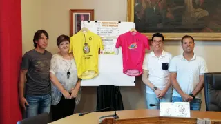 Presentación de la XXXVI Vuelta Internacional al Bajo Aragón, con los maillots de la prueba