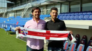 El director deportivo de la SD Huesca, Rubén García, junto a Juan Carlos Real, en la presentación del jugador.