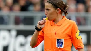 FILE PHOTO: Soccer Football - Ligue 1 - Amiens SC v RC Strasbourg - Stade de la Licorne, Amiens, France - April 28, 2019 Referee Stephanie Frappart during the match REUTERS/Pascal Rossignol/File Photo [[[REUTERS VOCENTO]]] SOCCER-SUPER/FRAPPART