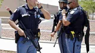 El Paso (United States), 03/08/2019.- Police stand at attention during an active shooting at a Walmart in El Paso, Texas, USA, 03 August 2019. According to reports, at least one person was killed and at least 18 people injured and transported to local hospitals. One suspect is in custody. (Estados Unidos) EFE/EPA/IVAN PIERRE AGUIRRE Shooting at Walmart in El Paso, Texas
