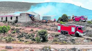 Labores de extinción del fuego desatado en una masía de Villarluengo.