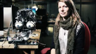 Kate Darling investiga la interacción entre seres humanos y robots. Asegura que tenemos una tendencia general a humanizar a seres no vivos que nos rodean o con los que habitualmente interactuamos.