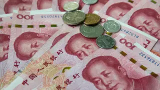 Beijing (China).- (FILE) - Chinese 100 yuan or renminbi (RMB) notes and coins in Beijing, China, 05 August 2019. According to reports on 05 August 2019, the US Treasury department formally label China as a currency manipulator. China's Yuan fell below the key level of seven to the US Dollar for the first time in eleven years, following the last week's US President Donald Trump's threat for more tariff on Chinese goods. (Estados Unidos) EFE/EPA/ROMAN PILIPEY *** Local Caption *** 55384986 US Treasury department formally label China as a currency manipulator