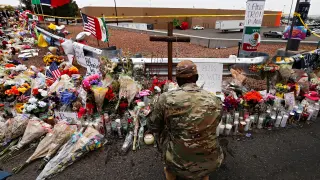 Un militar se arrodilla ante el homenaje de flores a las víctimas de la matanza en El Paso (Texas).