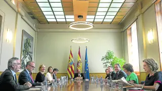 El presidente de Aragón, Javier Lambán, y los diez consejeros que componen el Ejecutivo cuatripartito (PSOE, PAR, Podemos-Equo y CHA) celebraron ayer por la mañana el primer Consejo de Gobierno tras la toma de posesión, el día anterior. Fue una reunión «d