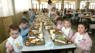 Niños comiendo en un comedor zaragozano.