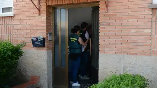 La Guardia Civil regresó ayer a la vivienda de Andorra (Teruel) donde ocurrieron los hechos.