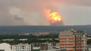 Vista de la explosión de un arsenal de proyectiles en una base militar de Rusia.
