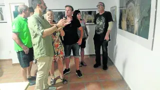 Los vecinos asistieron a la inauguración de la exposición en la sala del Calabozo de Urriés.