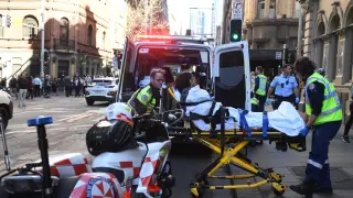 Una mujer es trasladada en ambulancia tras el ataque con cuchillo en Sídney.