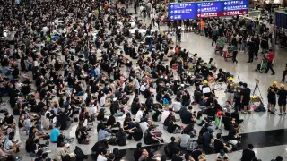 Hong Kong (China), 13/08/2019.- Protesters attend a sit-in against police violence in Hong Kong Chek Lap Kok International Airport, Hong Kong, China, 13 August 2019. Air passengers are facing a second day of disruption as the airport slowly gets back to capacity, following a mass protest on 12 August. Hundreds of flights are still marked as cancelled. (Protestas) EFE/EPA/LAUREL CHOR Anti-government protesters sit-in at Hong Kong airport