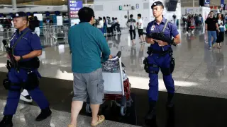 Armed police patrol the departure hall of the airport in Hong Kong after previous night's clashes with protesters, China August 14, 2019. REUTERS/Thomas Peter [[[REUTERS VOCENTO]]] HONGKONG-PROTESTS/