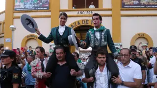 Lea Vicens y el aragonés Mario Pérez Langa, en la salida a hombros de la plaza de Huesca.