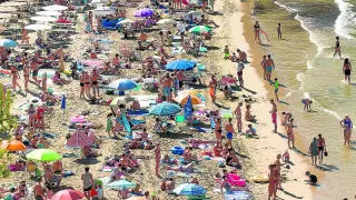 Los bañistas llenaron este miércoles la playa de Levante en Salou, uno de los destinos preferidos por los aragoneses.