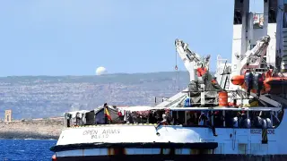 El barco de Open Arms espera con 134 migrantes a bordo frente a las costas de Lampedusa.