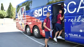 Jorge Pulido y Pedro Mosquera suben al autobús de la SD Huesca.