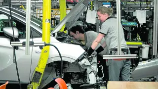 Imagen de 2018 de trabajadores de Opel PSA en una de las líneas de montaje de la planta.