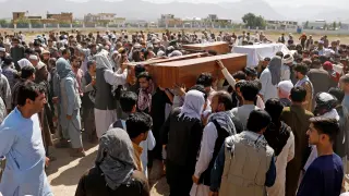 Funerales por las víctimas del atentado en un salón de bodas de Kabul (Afganistán).