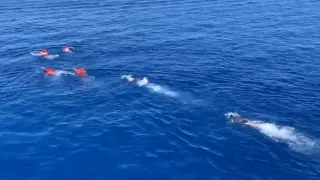 Migrantes del Open Arms se lanzan al agua para alcanzar Lampedusa.