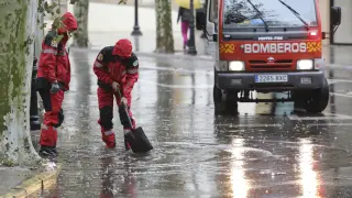 Foto de archivo de los bomberos de Huesca achicando agua después de una tromba.