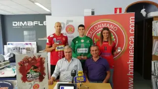 Los jugadores Marco Mira, Jorge Broto y Corina Precup, junto al secretario Fernando Udina y el directivo Daniel Ramírez.