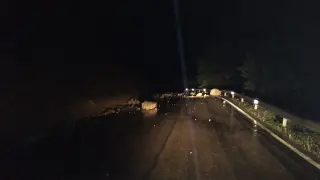 Desprendimiento de piedras en la carretera de Salinas a Plan la pasada noche.
