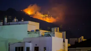 Flames and smoke from a forest fire are seen in the village of Agaete on the Canary Island of Gran Canaria, Spain, August 19, 2019. REUTERS/Borja Suarez [[[REUTERS VOCENTO]]] SPAIN-WILDFIRE/