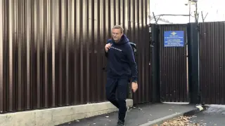 Navalni abandonando la cárcel