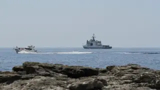 Spanish warship Audaz arrives to collect some 15 migrants who had been on board the charity ship Open Arms, off the Italian island of Lampedusa, Italy August 23, 2019. REUTERS/Mauro Buccarello NO RESALES. NO ARCHIVES [[[REUTERS VOCENTO]]] EUROPE-MIGRANTS/ITALY-SPAIN
