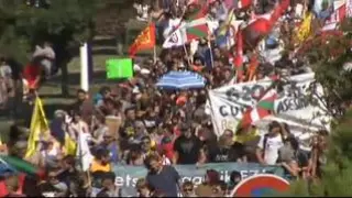 Varios miles de personas se han manifestado esta mañana entre Hendaya e Irún para expresar su rechazo a la cumbre del G7. Denuncian que son los gobernantes de estos países los causantes de la desigualdad, la pobreza y la explotación laboral.