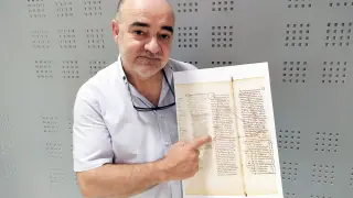 El catedrático Manuel Songel muestra el manuscrito que contiene el relicario de San Juan de la Peña, fechado en el siglo XI, y donde aparece la referencia más antigua del Santo Cáliz que custodia la Catedral de Valencia.