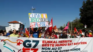 Miles de personas marchan desde Hendaya en la "contracumbre" del G7.