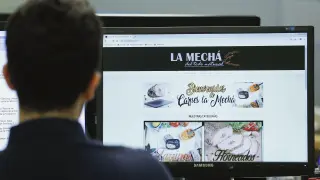 Un usuario navega por la página web de Magrudis, que comercializa la carne mechada 'La Mechá' causante de un brote de listeriosis.