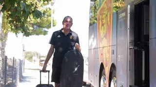 Víctor Fernández, sonriente, sube al autocar en la Ciudad Deportiva para emprender viaje a Ponferrada, al mediodía de este sábado.