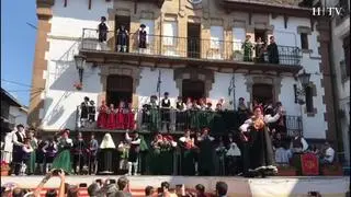 Este domingo se celebra en Ansó (Huesca), el día del traje tradicional ansotano. Tras el desfile con las indumentarias típicas, los asistentes han podido disfrutar de jotas bailadas con estos trajes.