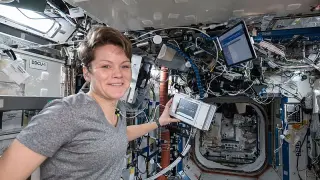 Anne McClain en el laboratorio de la nave Destiny