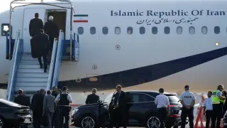 El negociador iraní, Mohamed Yavad Zarif, apareció por sorpresa en la cumbre del G7.