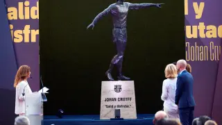 Estatua de Johan Cruyff en el Camp Nou