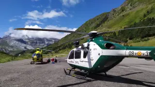 Imagen de archivo de una evacuación en montaña con la colaboración de los helicópteros de la Guardia Civil y del 112.
