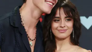 2019 MTV Video Music Awards - Photo Room - Prudential Center, Newark, New Jersey, U.S., August 26, 2019 - Shawn Mendes and Camila Cabello pose backstage with their Best Collaboration award for "Senorita." REUTERS/Andrew Kelly [[[REUTERS VOCENTO]]] AWARDS-VMA/