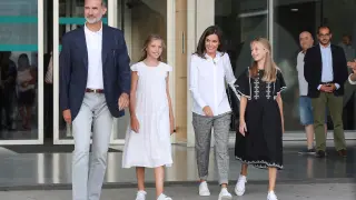Don Felipe y doña Letizia han visitado al rey Juan Carlos junto a sus hijas Leonor y Sofía.