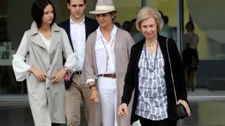 La reina Sofía y la infanta Elena con sus hijos han acudido este martes a visitar al rey Juan Carlos.