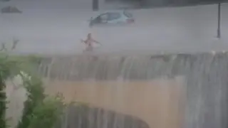 Abandona su coche a nado tras las fuertes tormentas en Mallorca