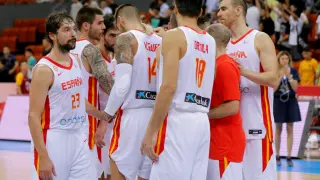 Los jugadores de la selección española de baloncesto se congregan tras caer en el amistoso ante Rusia.