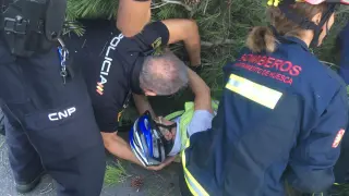 Imágenes del rescate del ciclista atrapado bajo un árbol.