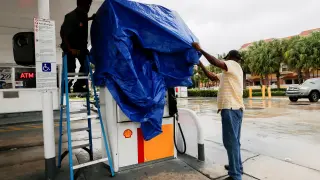 Workers cover a gas pump as the business closes ahead of the arrival of Hurricane Dorian in Boynton Beach, Florida, U.S., September 2, 2019. REUTERS/Joe Skipper [[[REUTERS VOCENTO]]] STORM-DORIAN/